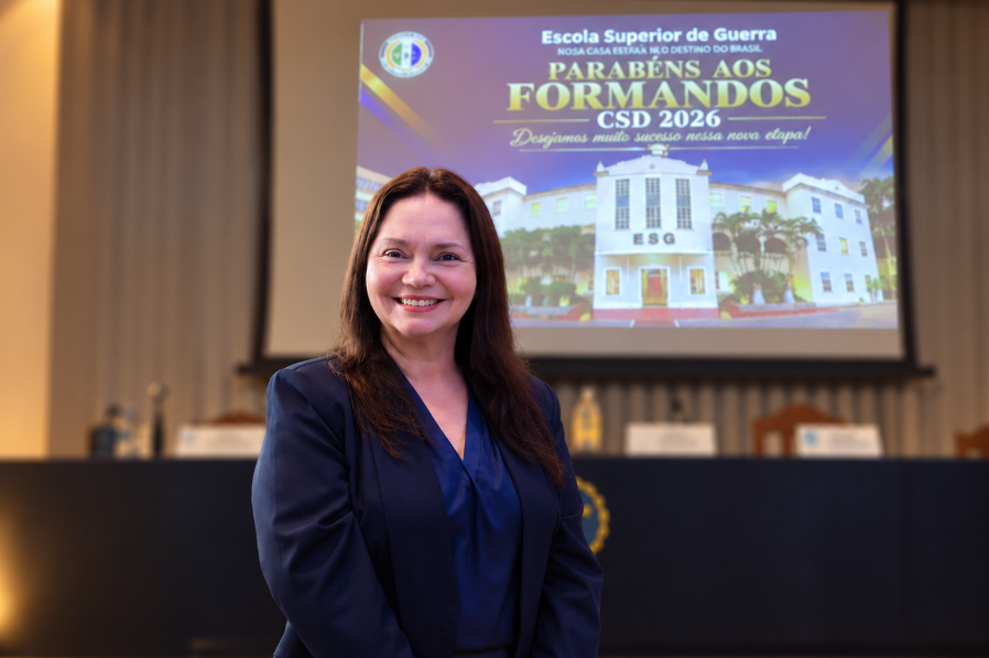 Dra. Andrea Gerhardt conclui o Curso Superior de Defesa