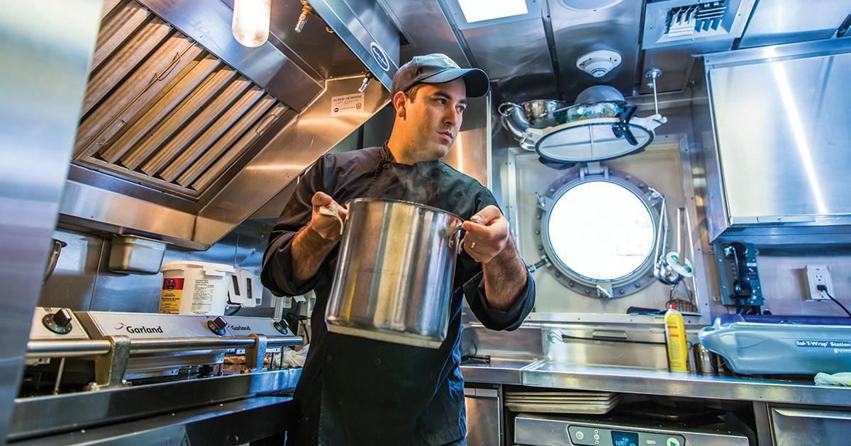 Cozinheiros, taifeiros e profissionais de saúde: a formação de quem cuida da vida a bordo