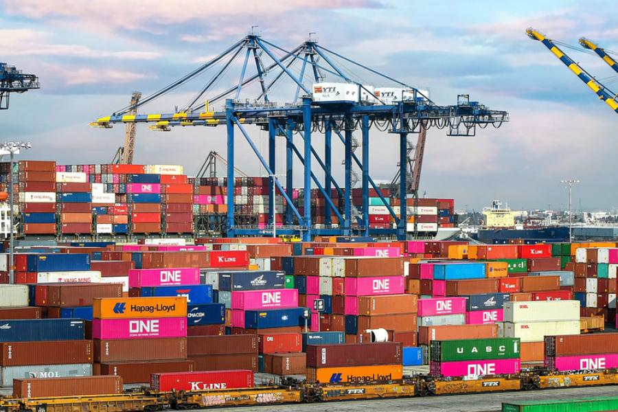 Comércio mundial cresce, mas a economia global perde ritmo: o que isso sinaliza para a navegação
